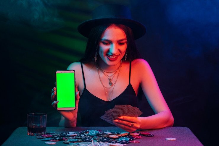 ফোনে ক্রিকেট ও ফুটবল খবর পড়ার দৃশ্য